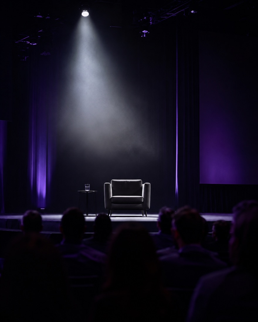 Un escenario con el spotlight encendido y un asiento vacío: el lugar de referente que se está ocupando